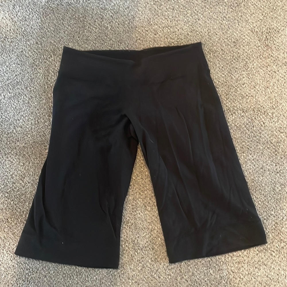 Lululemon black capri yoga shorts size 6